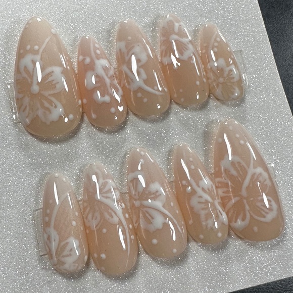 Medium almond Hawaiian flower inspired handmade press on nails - Picture 4 of 6